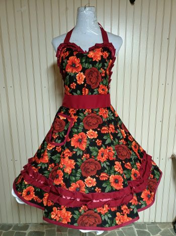 Delantal Floreado con Detalles en Rojo y Naranja
